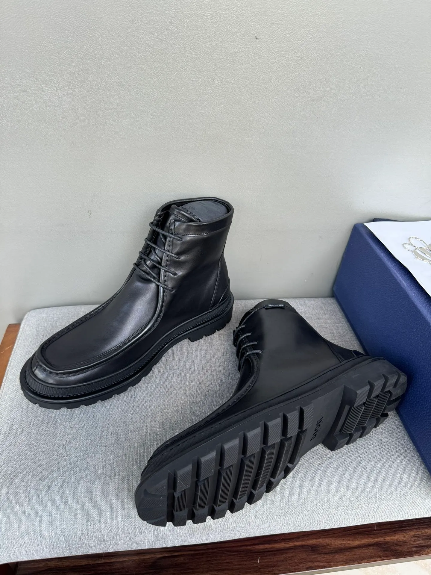 [DIOR] Top P: 1000💰 Number of yards: 39~44 (38.45 custom-made, non-refundable) Dior Dior~ Winter series, original 1:1 development Casual men's leather shoes Heavy investment, shoes and boots are made of imported cowhide + imported Dior special fabric Not easy to deform black cowhide lining Dior large hardware inlay Original TPU vacuum outsole, black cowhide Black open edge beads Military green suede Black suede Khaki suede leather is crafted by a large factory, and the perfect product is only prepared for you who know your taste! Any comparisons are welcome.